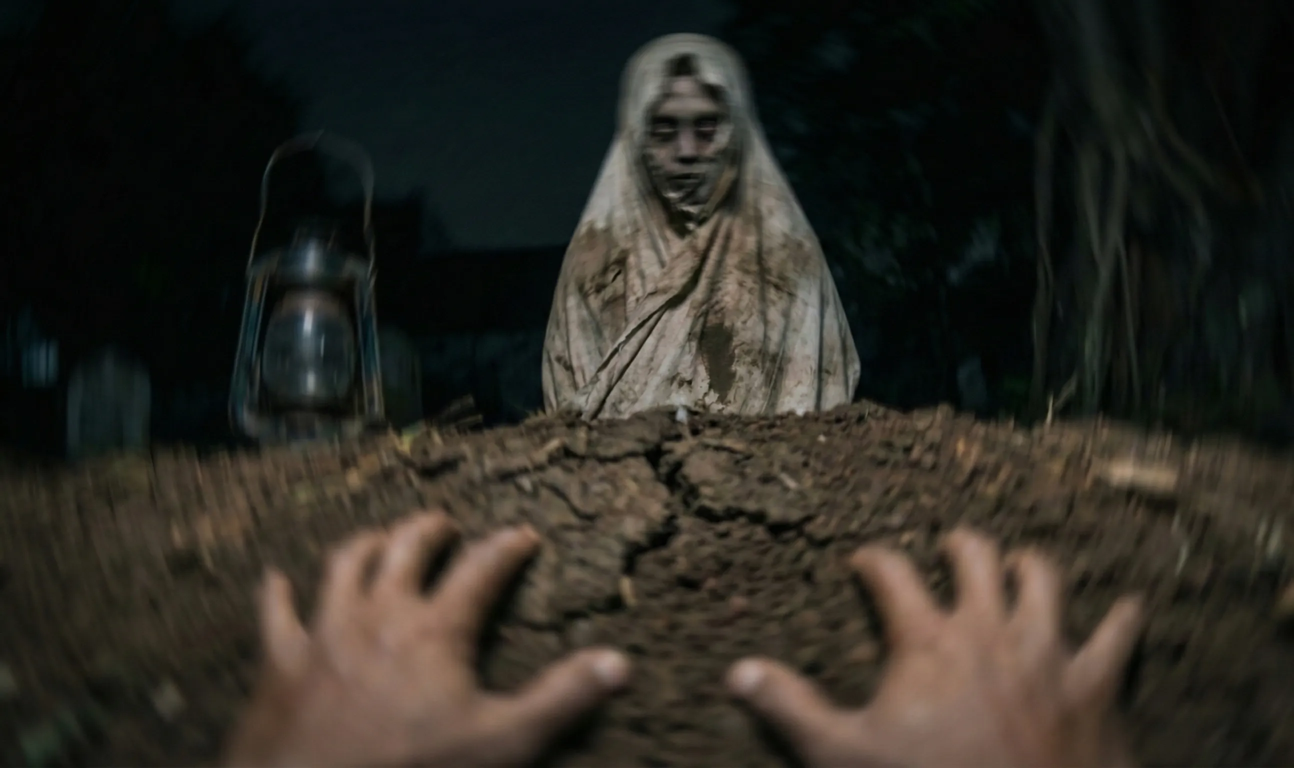 Penampakan pocong mayat hidup bangkit dari kubur mengejar warga