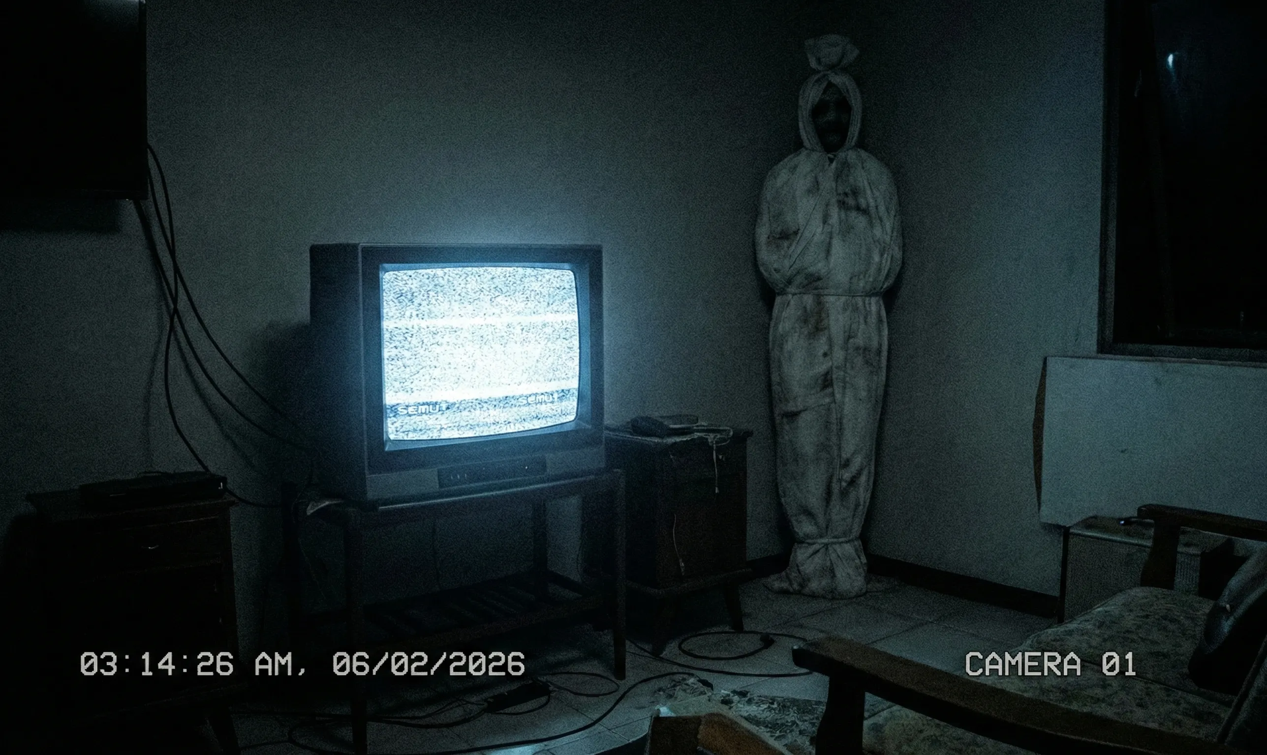 Penampakan Pocong Nyi Laras berdiri di sudut apartemen